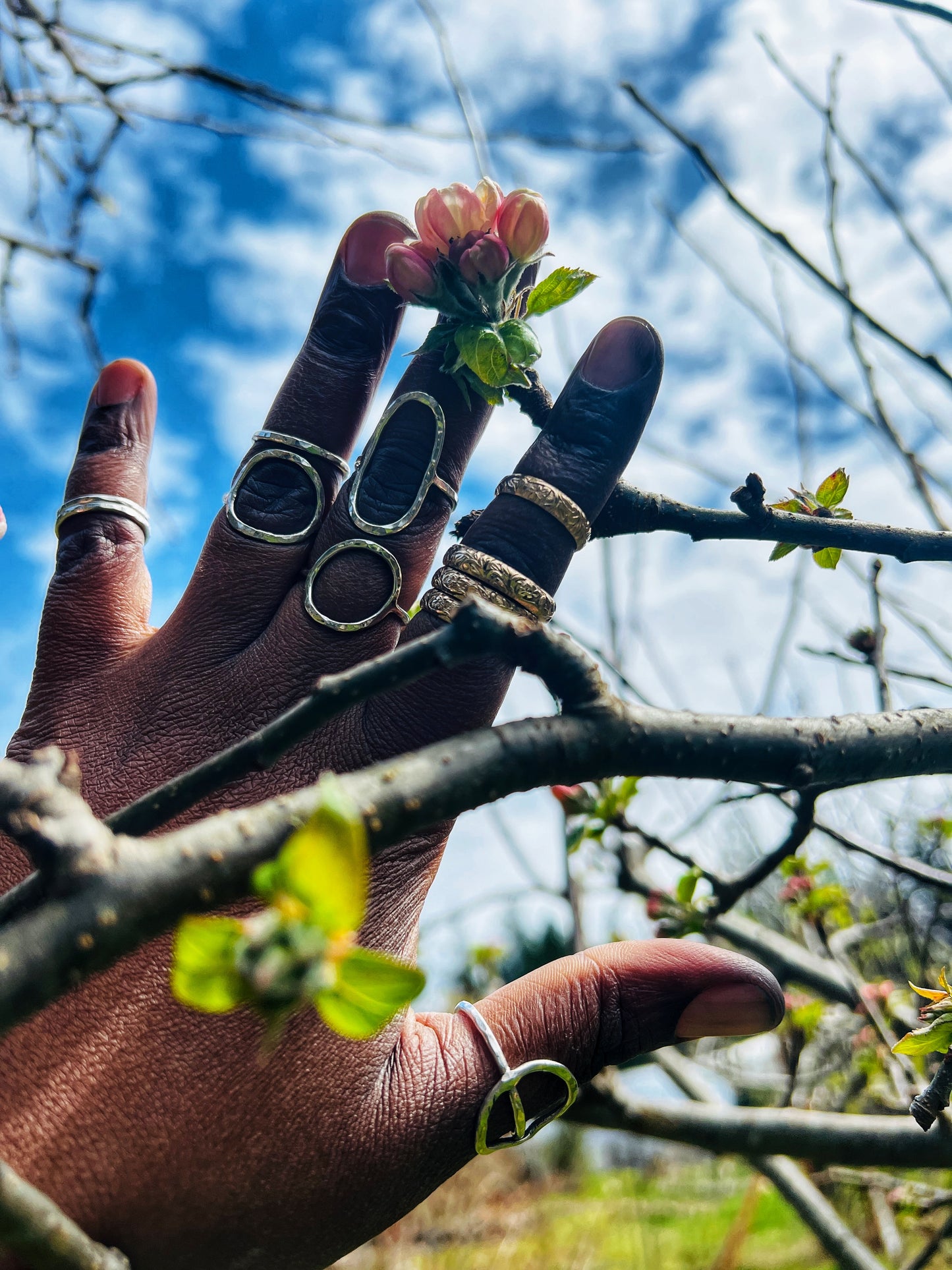 Saddle textured rings